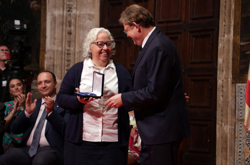 Ximo Puig entrega el galardón a Mª Carmen Sapiña, que lo recoge en nombre de las Hijas de la Caridad