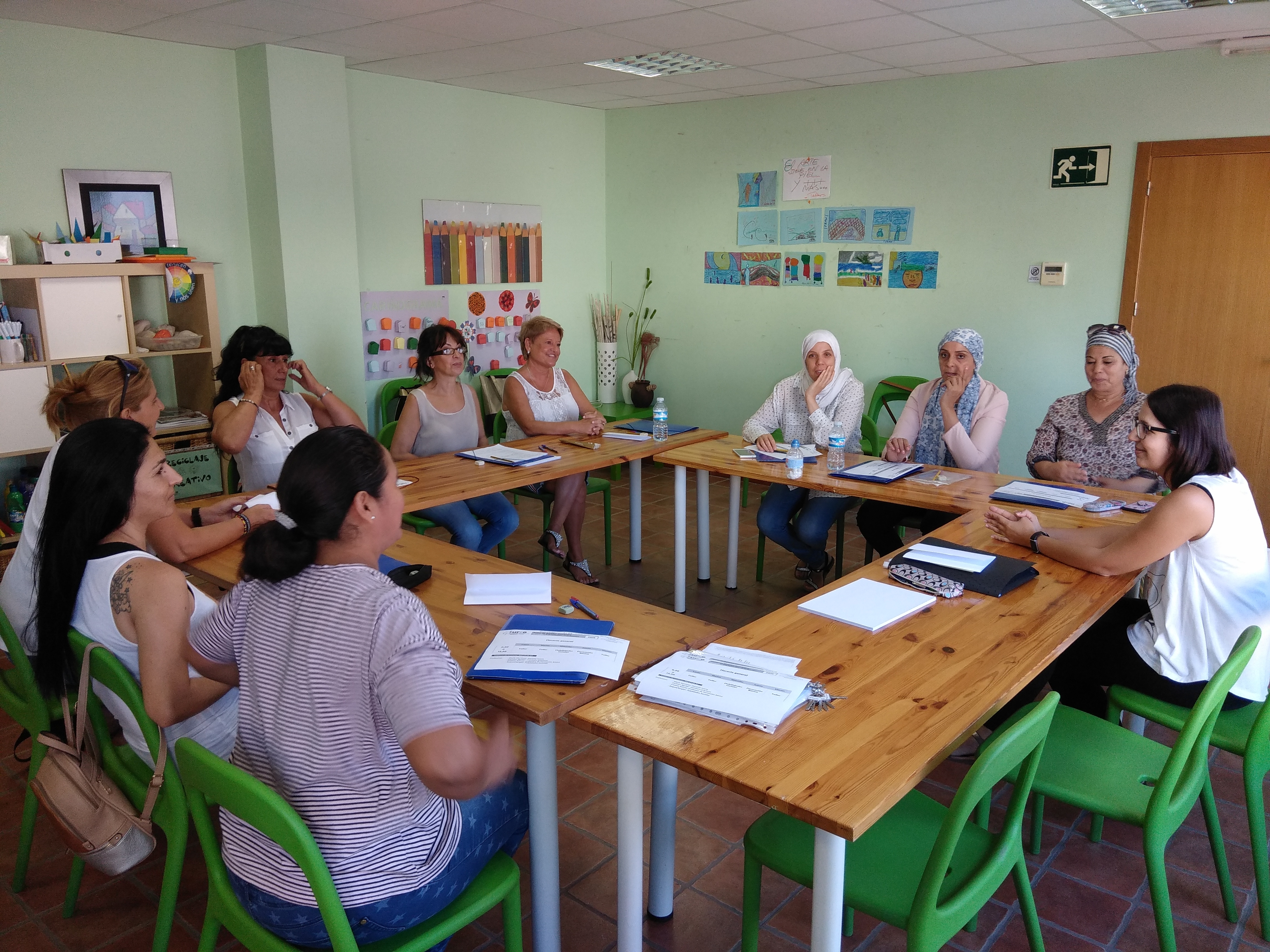 Sesión de habilidades sociales con un grupo de mujeres en la Obra Social Santa Luisa de Marillac