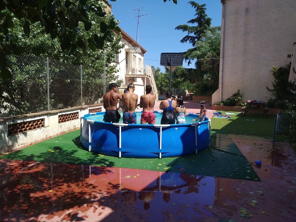 Menores del CRAE Casa Solaz disfrutando de una tarde de juegos en la piscina